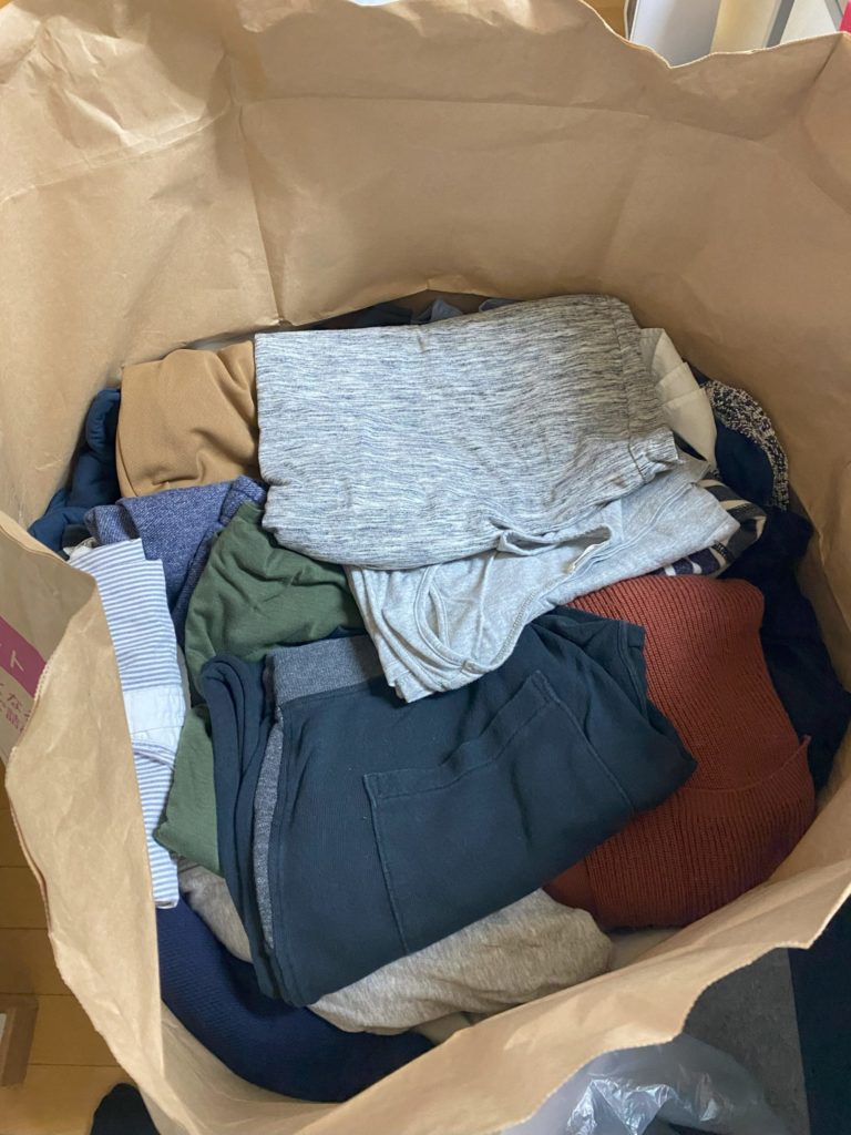 寄付の為に袋詰めされた衣類たち